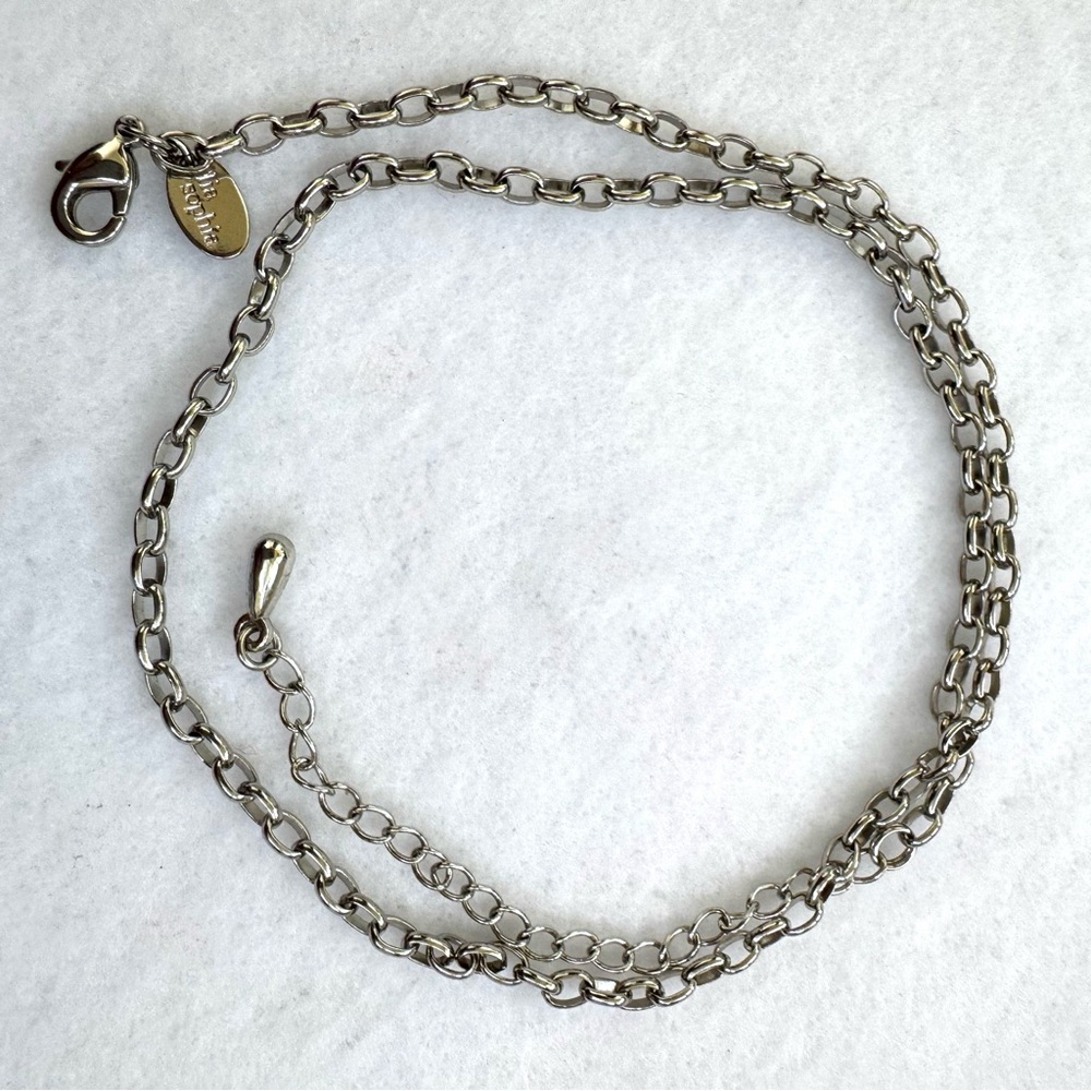 Lia Sophia Necklace. Silver Tone Chain. Like New! Length is 16in - 19 in.